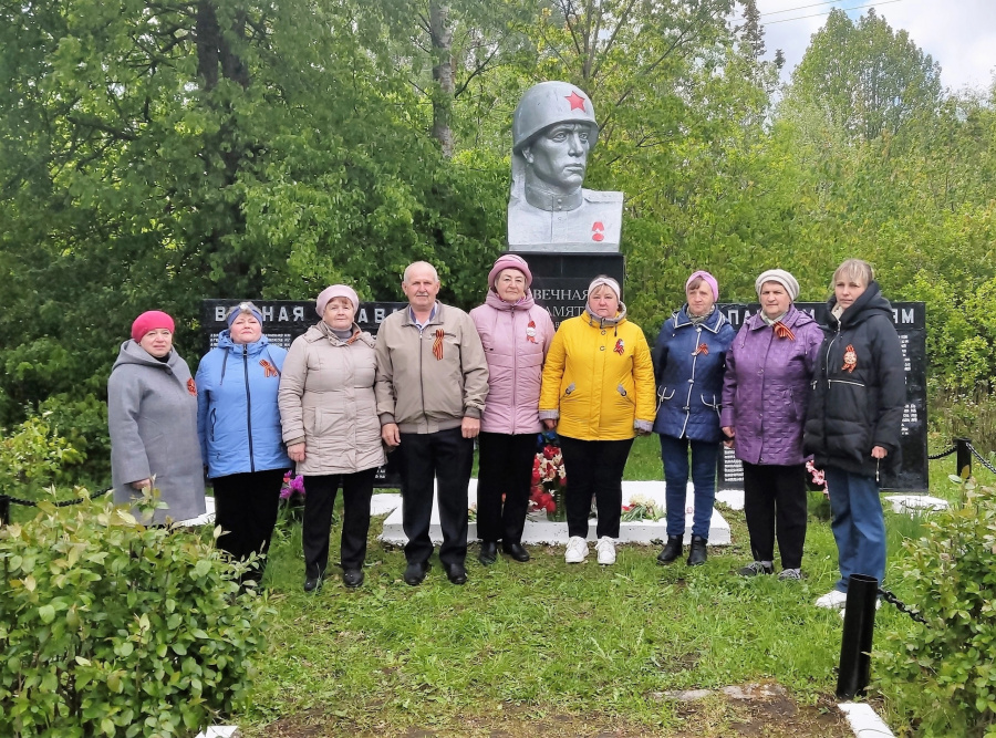 9 мая работниками Краснодубровского СДК был проведен митинг - реквием у памятника.