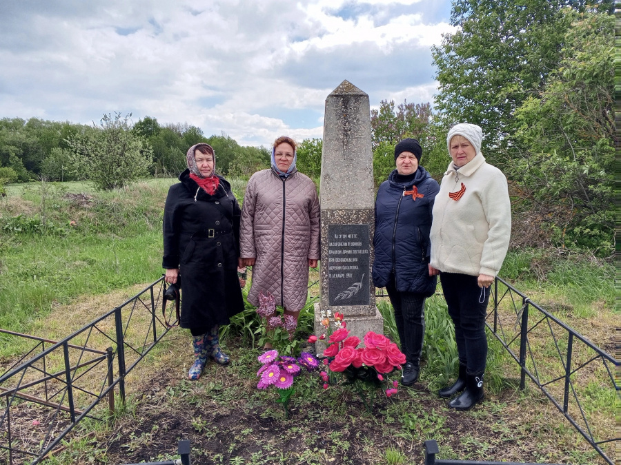 9 мая работники Сухоплотавского филиала СДК, библиотеки, староста деревни Сухие Плоты и жители возложили цветы к братской могиле в деревне Сахаровка