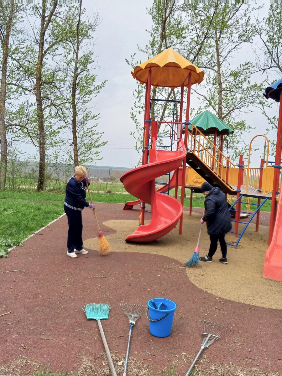 30 апреля работники Сухоплотавского СДК, администрация, библиотеки провели субботник в Сухоплотавском парке на детской площадки, подмели , убрали мусор вокруг площадки, чтобы детям было комфортно играть и развиваться