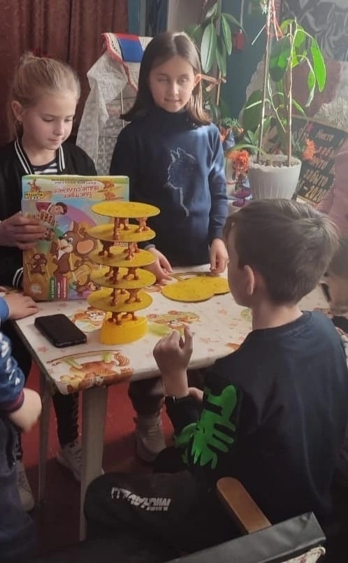 Во время осенних каникул 3 ноября в Борятинском СДК совместно с библиотекой для детей прошло мероприятие. Дети с удовольствием складывали пазлы, отгадывали загадки, состязались в ловкости.