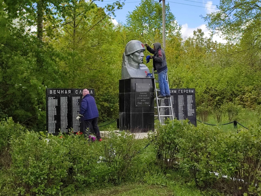 3 мая работники Краснодубровского СДК, сельской библиотеки, администрации, Краснодубровской школы провели субботник по благоустройству обелиска ко дню Победы.