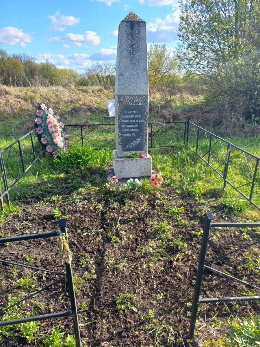 3 мая работники Сухоплотавского СДК, администрации, библиотеки провели субботник у обелиска в д. Сахарова, где захороненные солдаты.