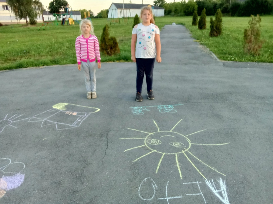 18 июля в рамках программы "Лето во дворах" Борятинский СДК совместно с библиотекой провели для детей мероприятие " Я рисую лето"- рисунки на асфальте.