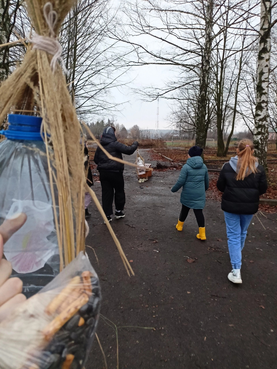 11 ноября в Лутовском СДК ко дню старта экологической акции " Покормите птиц зимой",молодёжь приняли активное участие в изготовлении кормушек.Далее ребята, наполнив кормушки угощениями для пернатых , развесили их в парке
