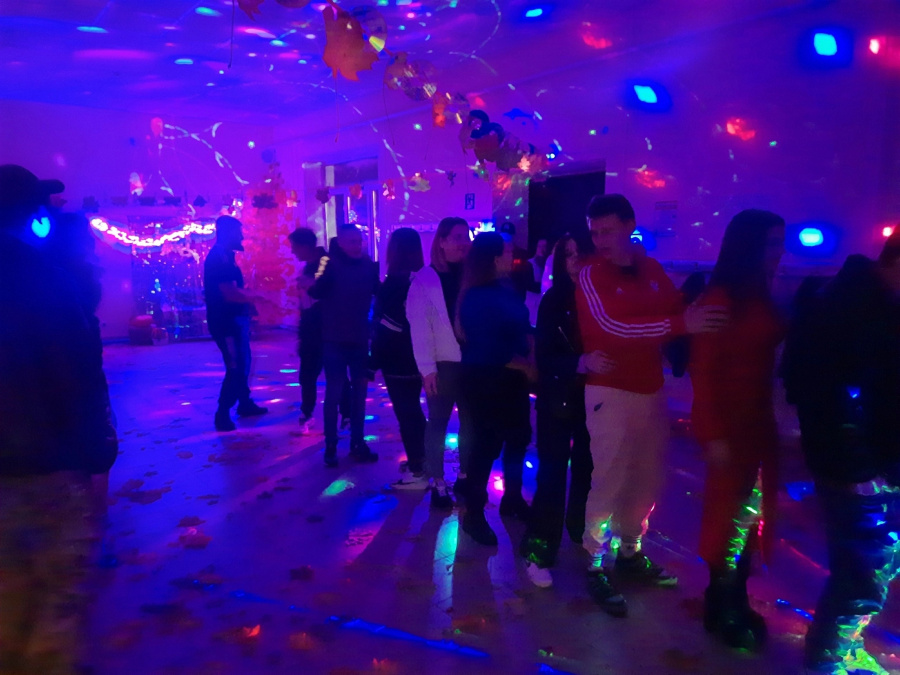 6 октября 2023г в Станционном СДК состоялся традиционный "Осенний бал". Молодёжь посёлка потанцевали под любимые хиты, также поиграли в забавные конкурсы.