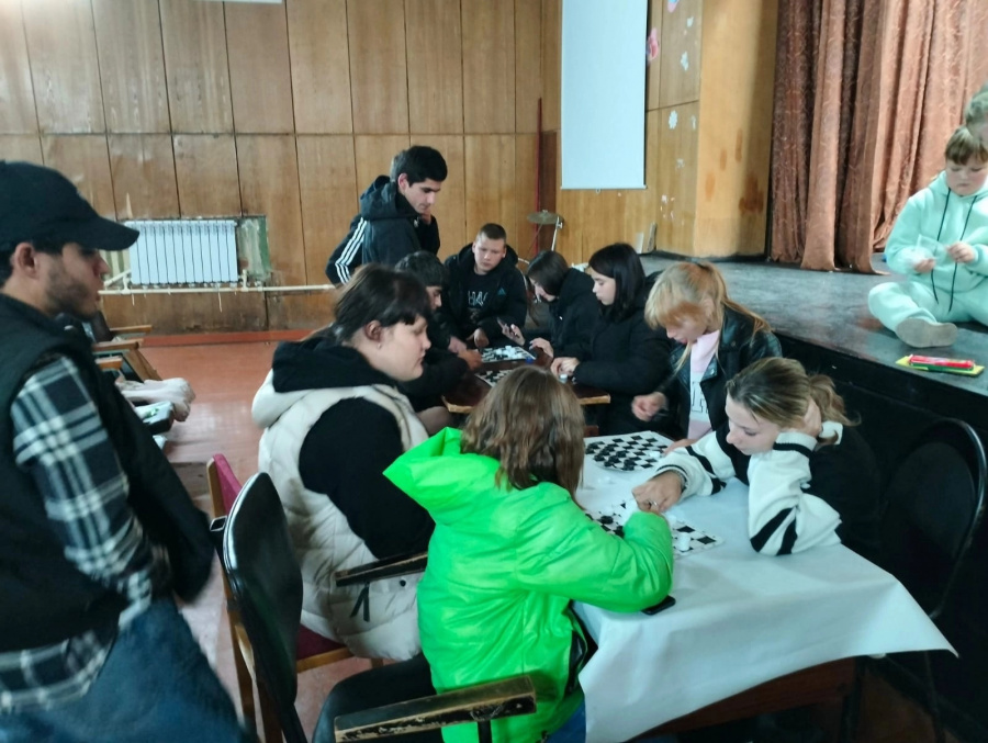 5 октября в Лутовском СДК состоялся "Шашечный турнир". До начала игры участников познакомили с историей возникновения и напомнили правила игры в шашки. Ребята с ответственностью и интересом отнеслись к участию в соревнованиях. Каждый участник стремился к 