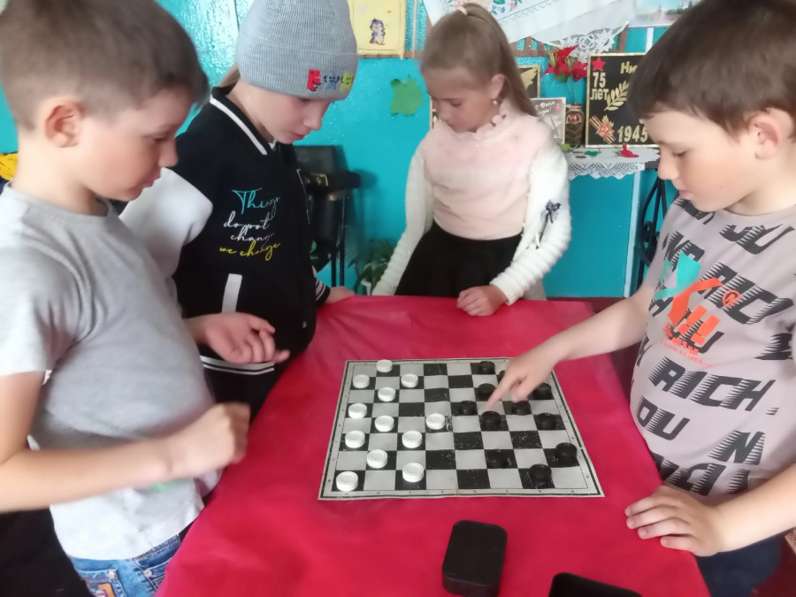 23 апреля в Борятинском СДК совместно с библиотекой для школьников провели турнир по шашкам.