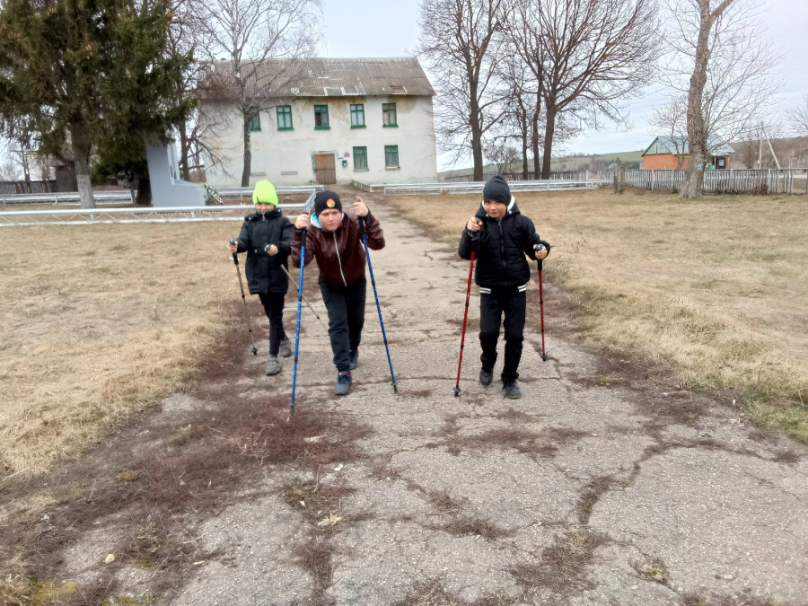 Борятинский СДК совместно с библиотекой 16 апреля провели для школьников занятие по скандинавской ходьбе.