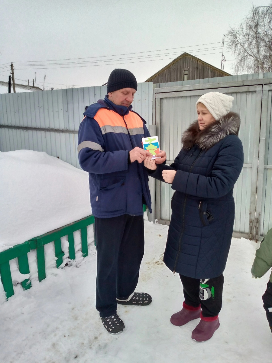 23февраля в день Защитника отечества Сухоплотавский СДК вручал открытки сделанные своими руками жителям д.Сухие Плоты.
