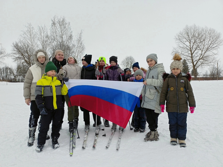 24 февраля Лутовский СДК совместно с ТОС п.Горный провели спортивное мероприятие "Все на лыжи" в поддержку военнослужащих Вооруженных сил РФ и их семей.