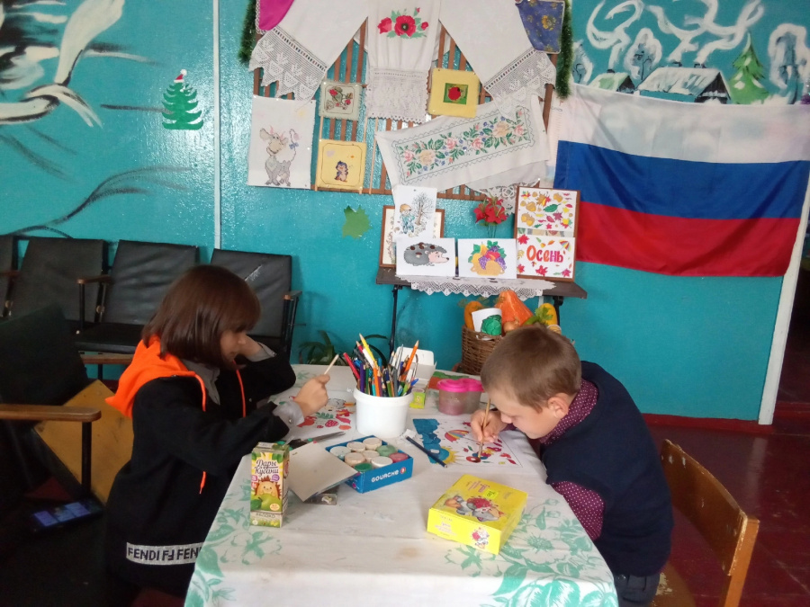 В Борятинском СДК совместно с библиотекой 21 октября было проведено мероприятие для детей " Рисуем Осень". Осень - удивительная пора. В осенние дни мы можем наблюдать сказочный листопад и чувствовать свежий прохладный воздух по утрам. Ребята вспомнили, ка