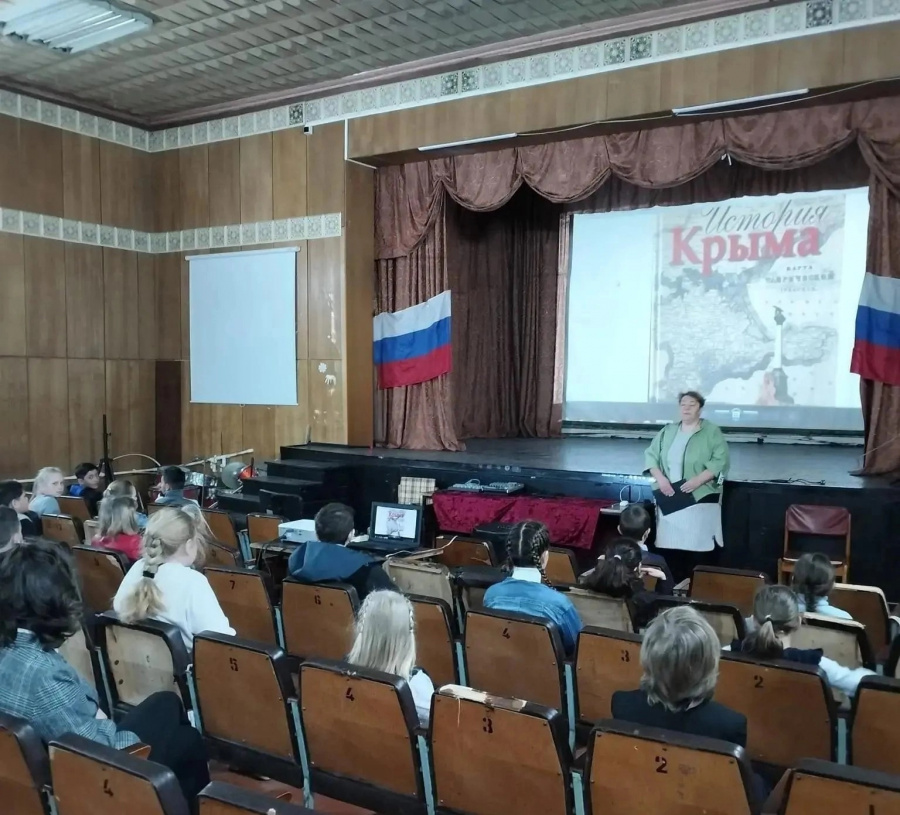 11 апреля в Лутовском СДК состоялось патриотическое мероприятие "Крым в истории России".
