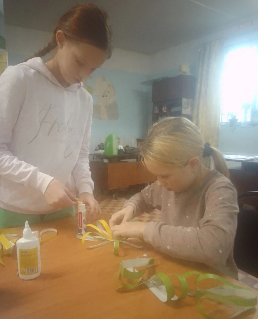 12 ноября в России отмечается Синичкин день. Этот день знаменует собой начало волонтерской природоохранной акции.11 ноября Красавские дети начали готовить кормушки для птиц.