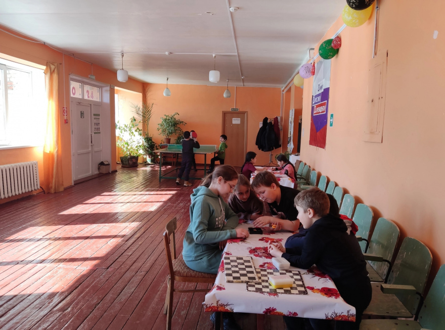 2 апреля в Краснодубровском СДК дети провели свободное время, играя в теннис, шашки, настольные игры, а не которые раскрашивали картинки.