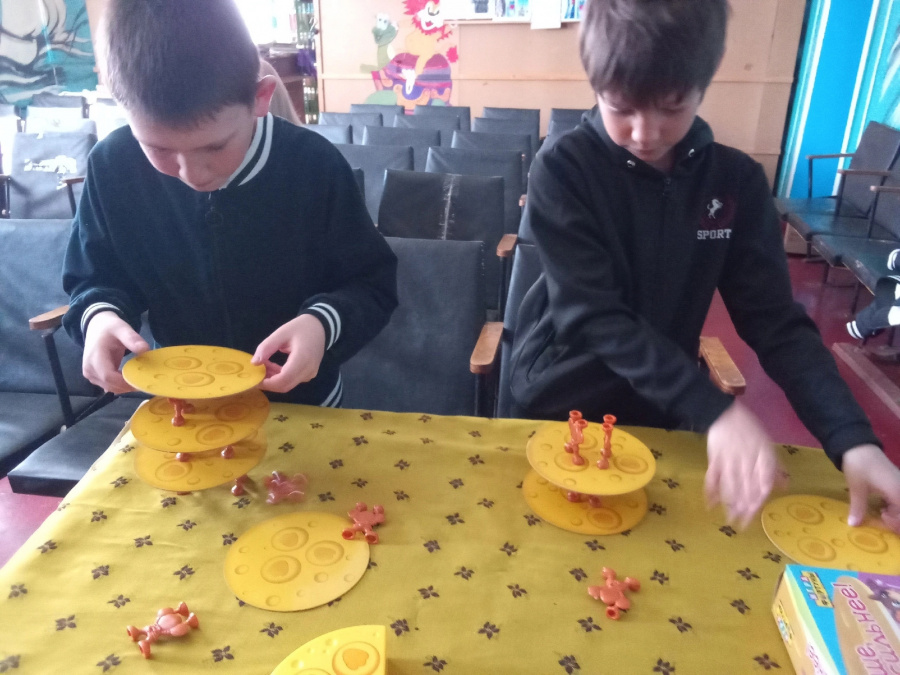В Борятинском СДК совместно с библиотекой 2 апреля дети провели свободное время играя в настольные игры и складывали пирамиды.