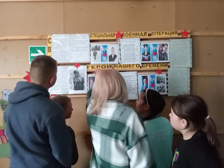 28 марта на весенних каникулах в Борятинском СДК совместно с библиотекой для школьников прошло мероприятие. В рамках " Недели детской книги" для школьников провели викторину по русским народным сказкам, отгадывали загадки, играли в подвижные игры. Школьни