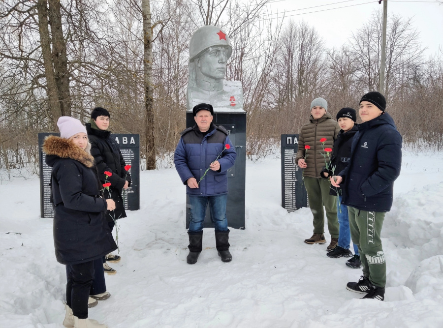  22 февраля в преддверии Дня защитника Отечества работники Краснодубровского СДК совместно с юнармейцами Краснодубровской ООШ возложили цветы к обелиску.